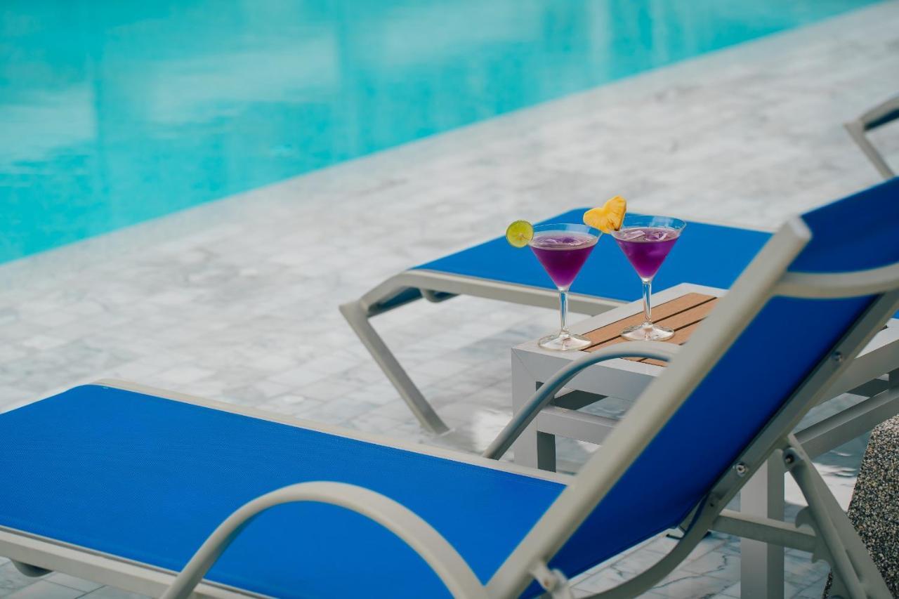 Seabed Grand Hotel Phuket - Sha Extra Plus Ngoại thất bức ảnh A poolside table