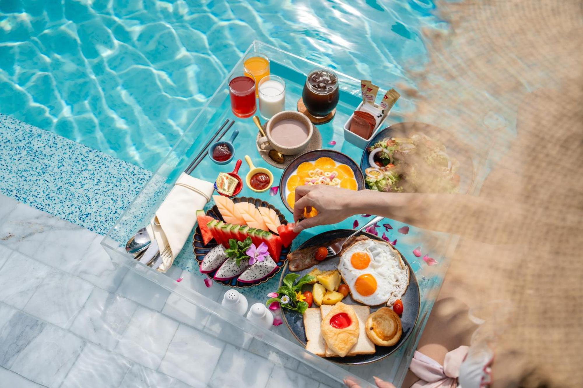 Seabed Grand Hotel Phuket - Sha Extra Plus Ngoại thất bức ảnh A floating breakfast at a resort in Bali, Indonesia